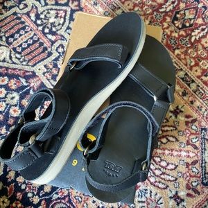 Women’s Tevas leather universal black size 8 new in box